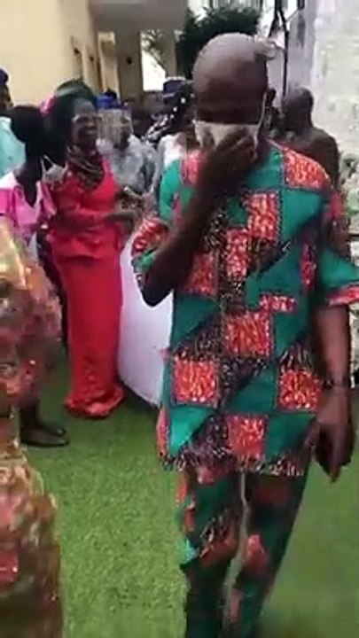 Émouvant : Une jeune mariée fond en larmes quand sa mère lui offre une voiture comme cadeau de mariage