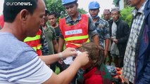 شاهد: فرق الإنقاذ في نيبال تبحث عن ناجين تحت ركام الانهيارات الأرضية التي خلفتها الأمطار