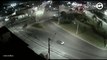 Vídeo mostra momento em que carro avança sinal vermelho e atinge motoboy