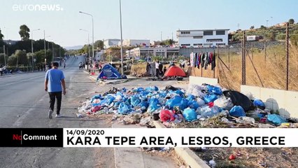 Yangında evlerini kaybeden mülteciler için bir gece daha sokakta geçti