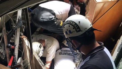 Atrapados tras colapso de pared