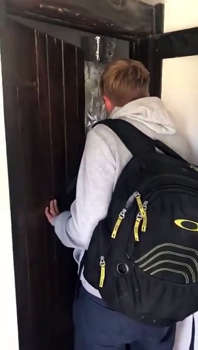 Il retrouve son appartement recouvert d'aluminium... Très bonne blague