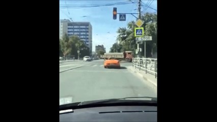 Download Video: Ce piéton donne une leçon à un conducteur arrêté sur le passage piéton avec sa voiture de sport