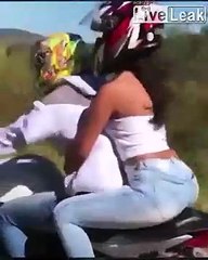 Quand tu veux faire un wheelie à moto comme les pros