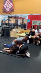 Petit incident pendant un étirement... demoiselle trop détendue