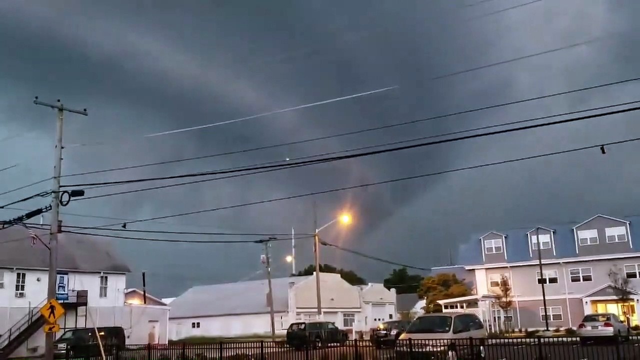 Ces pompiers admirent l'orage... Mais n'ont pas vu la foudre arriver sur eux