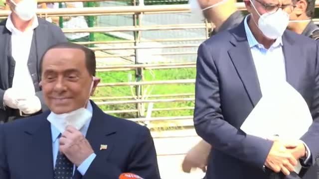 Berlusconi abandona el hospital de Milán donde ingresó por coronavirus