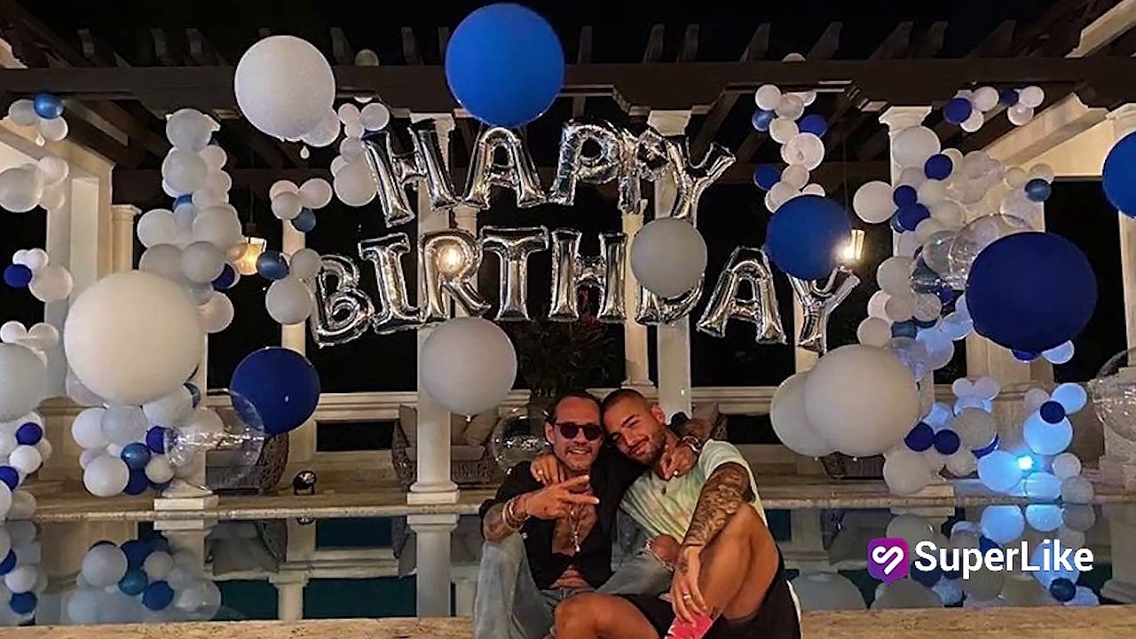 Con un beso fraternal, Maluma celebró su hermandad con Marc Anthony