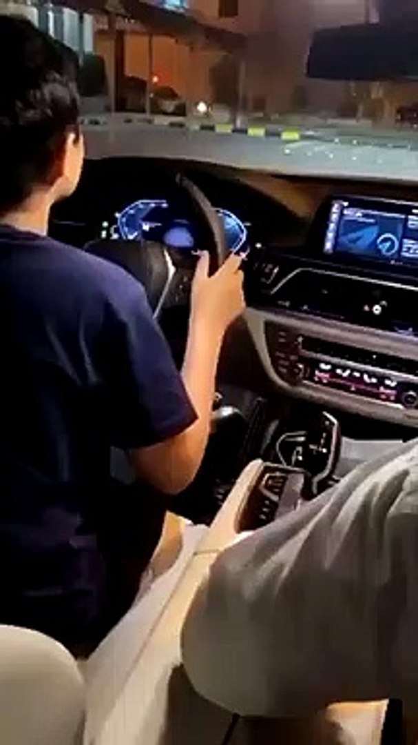 رد فعل طفل سعودي يقود سيارة عند رؤية شرطة المرور فيديو Dailymotion
