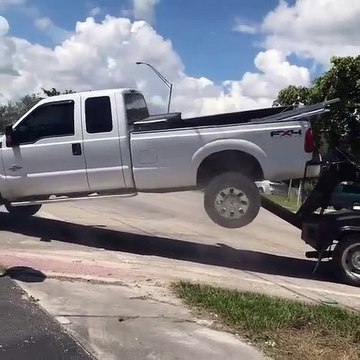 Ce conducteur veut arracher la bar de la voiture de la fourrière... grosse colère