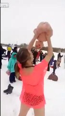 Cette maman russe plonge son bébé dans l'eau glacée pour l'endurcir