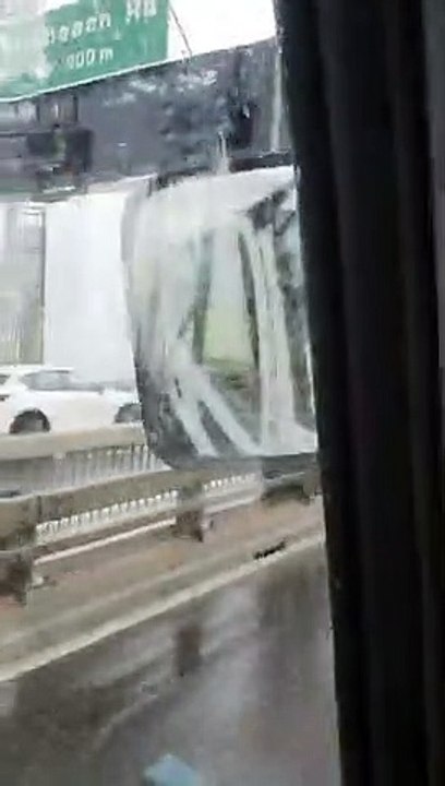 Ce camion ne résiste pas à un fort coup de vent