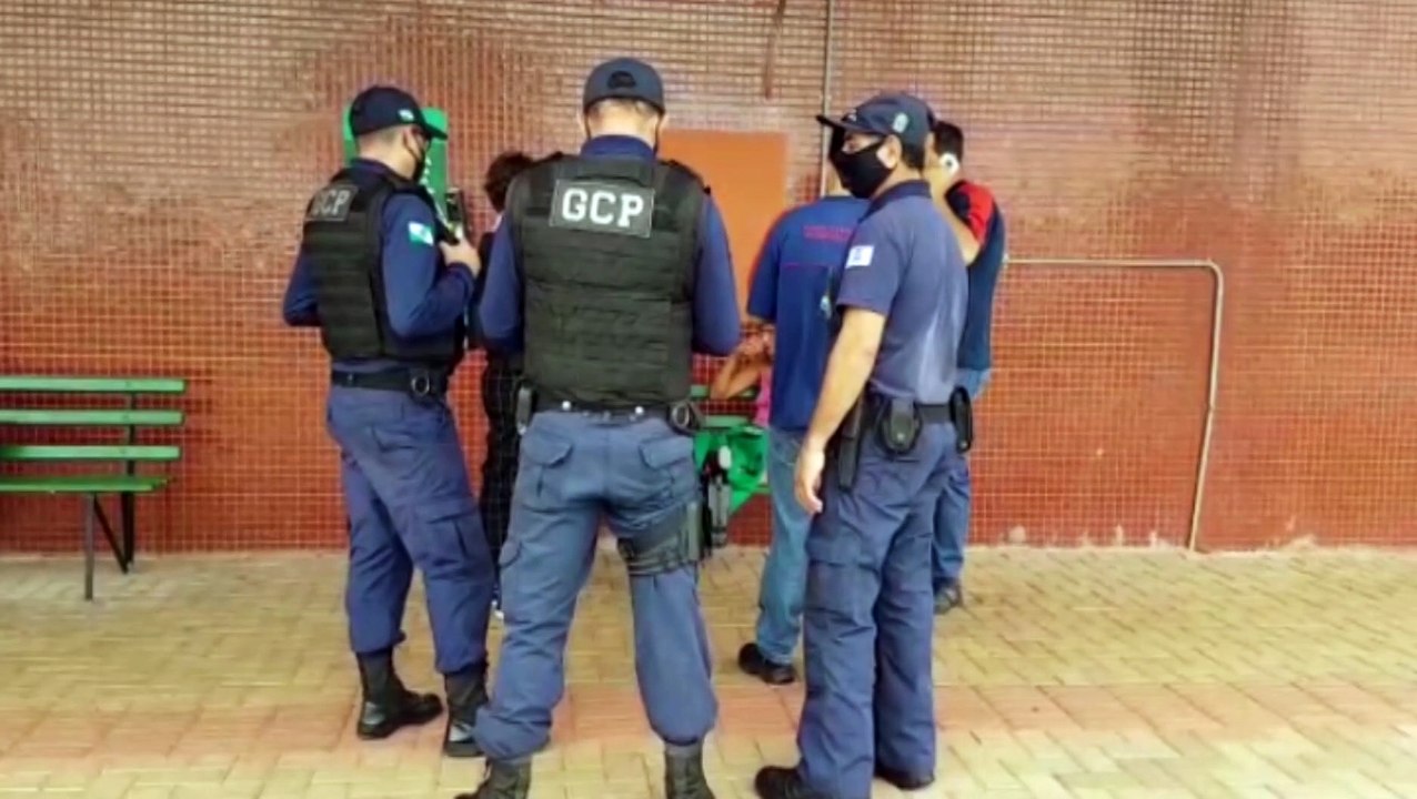 Equipes são acionadas pra prestar atendimentos a mulher em frente à Prefeitura