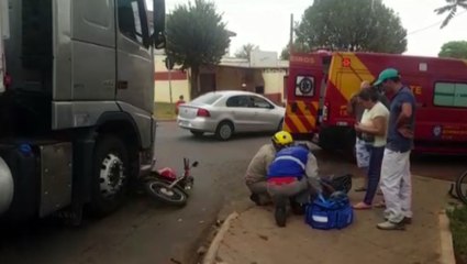 Carreta e moto batem no Bairro Cascavel Velho