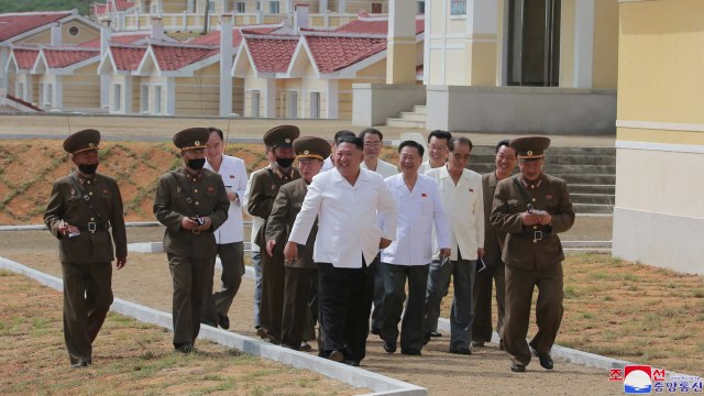김정은, 첫 수해복구 끝낸 마을 방문... 군대는 김정은의 복 치하 / YTN