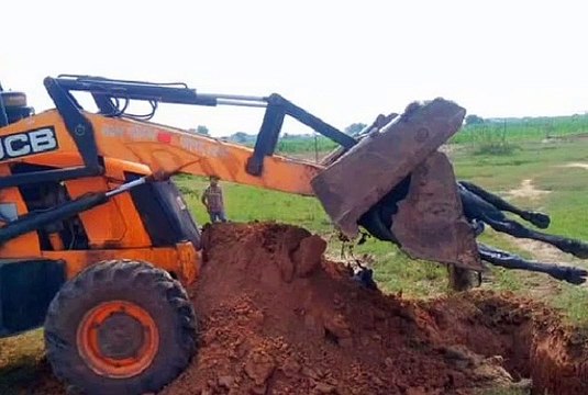 इटावा: सड़क दुर्घटना में मृत गोवंश को नगर पालिका के द्वारा दफनाया गया