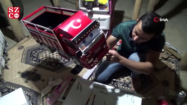 Çatı katında atık malzemelerle yaptığı maketlerle hayran bırakıyor