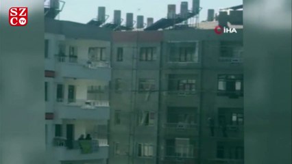 Yangından binanın iskelesi sayesinde kurtuldular