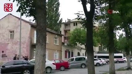 5 katlı binanın üzerine yıkım için iş makinesi çıkarttılar