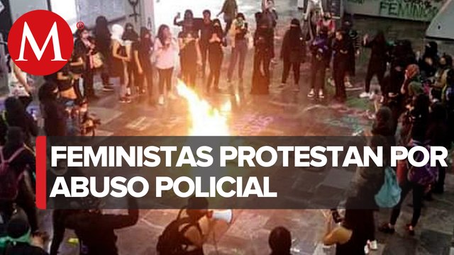 Mujeres protestan en Metro Chabacano contra violencia de género