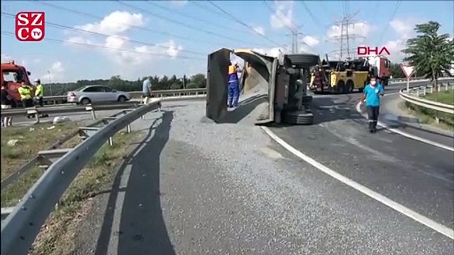 Hasdal-Kemerburgaz yolunda tır devrildi; trafik durma noktasına geldi