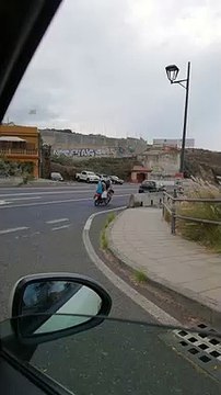 Tres personas en una moto en Los Realejos