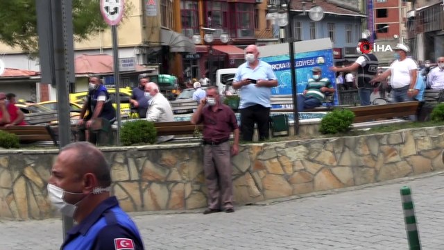 Vali Doruk, vakaların en fazla olduğu Borçka'da maske denetimine çıktı