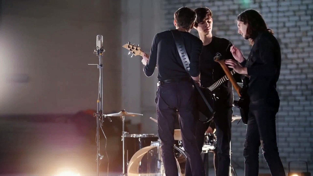 16)	Music.  Guitar Bass.  Grind. Andrew Huang. Dance et électro.  Funk