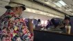 Privés de voyage, des Thaïlandais prennent leur café dans un avion