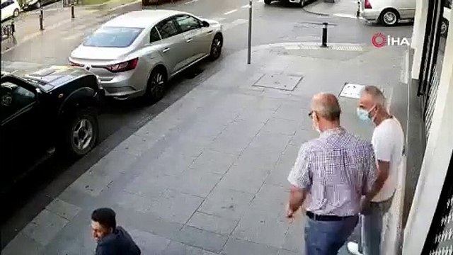 Eski Ülkü Ocakları yöneticisine sokakta silahlı saldırı düzenlendi, vatandaşlar çatışmanın ortasında kaldı