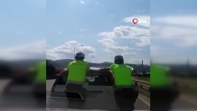 Arızalan aracı polis ekipleri tamir etti