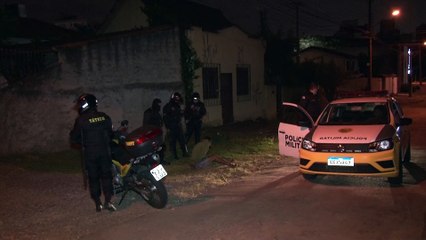 Ao fugir de vigilantes, homem pula muro, fica com lança de portão cravada à bunda e é atacado por cachorro