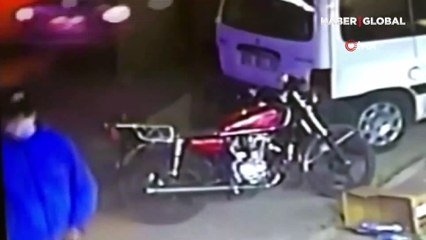 Kilidini kalçasıyla kontrol edip motosikleti böyle çaldı