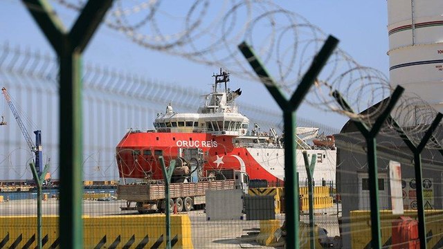 3 gün önce dönen Oruç Reis bakım için bu sabah limana çekildi