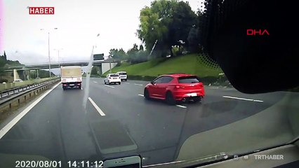 Önce şerit değiştiren araca sonra bariyerlere çarptı