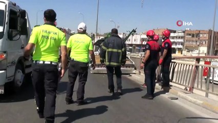 Şanlıurfa’da korkutan kaza: Kamyonet köprüde asılı kaldı