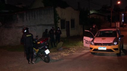 Ao fugir de vigilantes, homem pula muro, fica com lança de portão cravada à bunda e é atacado por cachorro