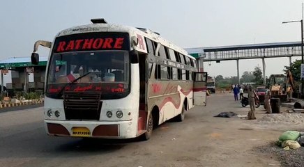 चलती बस से गुटखा थूकने के लिए निकाला सिर, पोल से टकरा कर धड़ से हुआ अलग