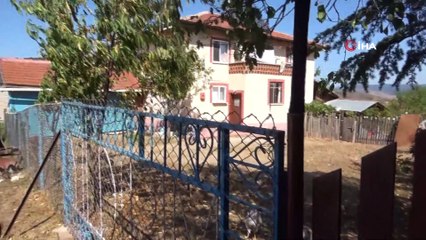 Karantinada olduğunu duyurmak için kapısına yazı yazdı