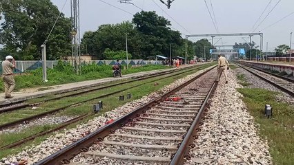 मोबाइल पर बात करते करते युवक खुदा मालगाड़ी के सामने हुई दर्दनाक मौत
