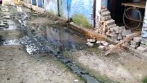 क्षतिग्रस्त पड़ी सड़क से स्थानीय लोगों को निकलने में हो रही है परेशानी