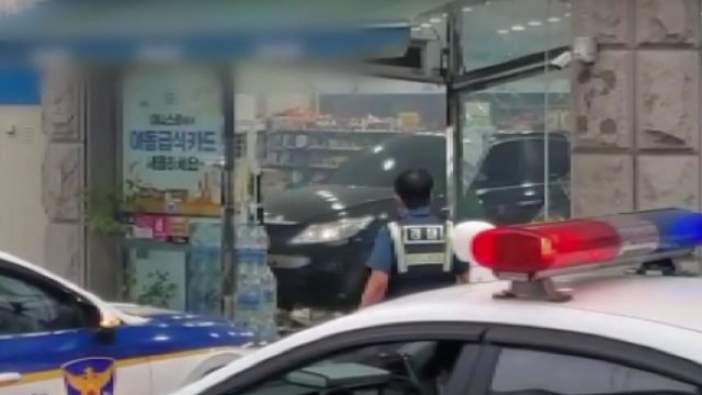 말다툼 뒤 홧김에 경기 평택 편의점에 차량 돌진 / YTN