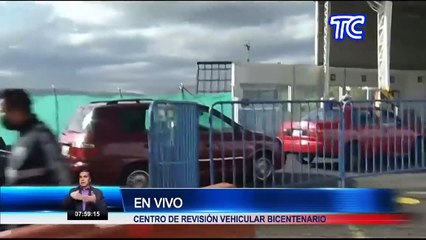Usuarios llegan al centro de revisión vehicular del Bicentenario para realizar la matriculación anual