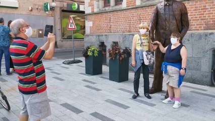 Gros succès populaire pour la statue d'Alfred Gadenne sur la Place de Mouscron