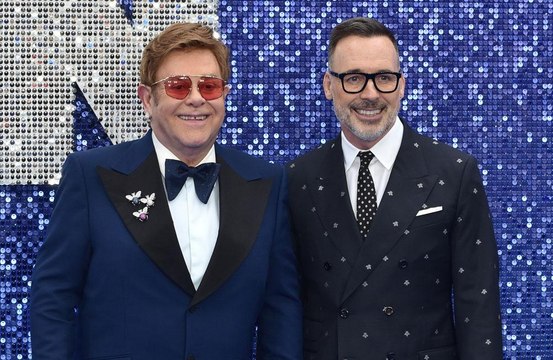 Elton John lança marca de sucos ao lado do marido
