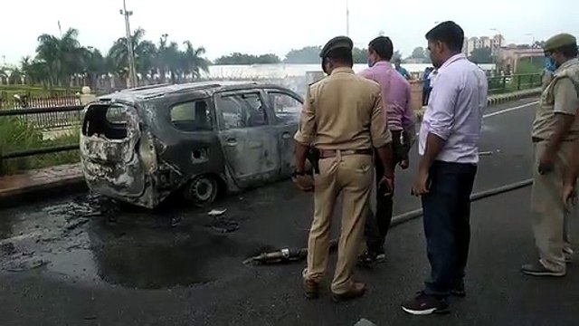 चलती कार में लगी आग, चालक ने कूदकर बचाई जान