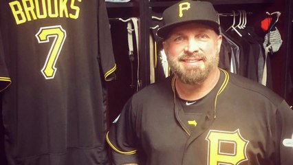 MLB Players Team Up with Garth Brooks to Feed Hungry Children