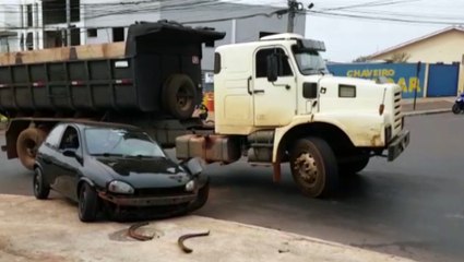 Carro e caminhão se envolvem em colisão na Rua Ipanema