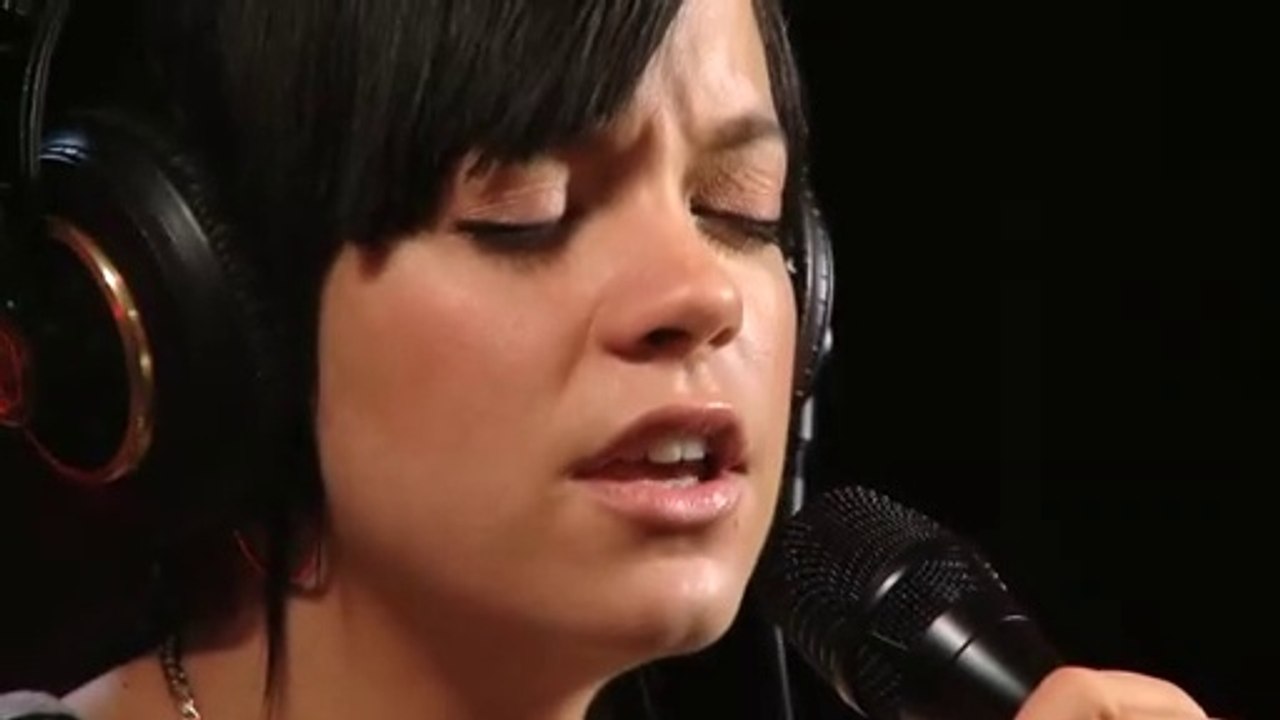 Lily Allen "The Fear" Q TV (acoustic version) (720p)