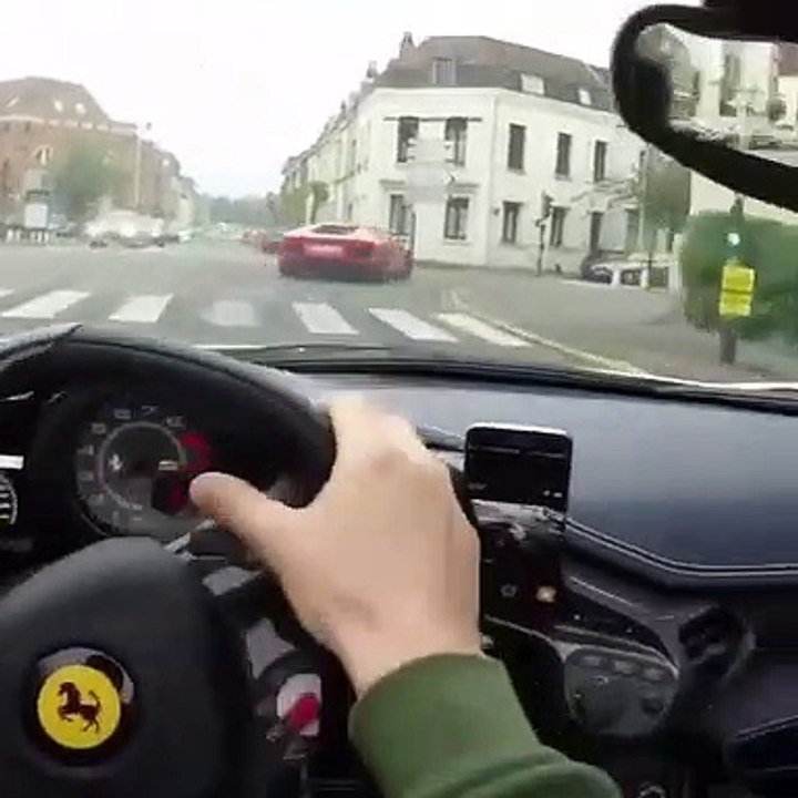 Sa Ferrari crache du feu au démarrage : moteur surpuissant